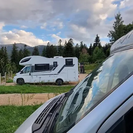 مكان تخييم Kemping Pole Namiotowe